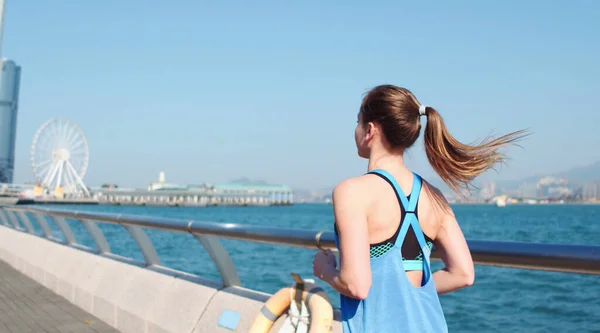 Jeune femme fitness coureuse courir à Hong Kong — Photo