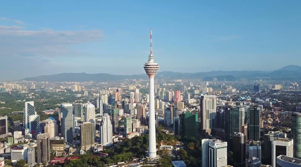 Kuala Lumpur 'un havadan görünüşü. Asyalı gökdelenlerin insansız hava aracı fotoğrafı. Tüm logolar bulanık.