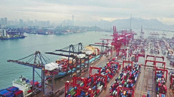 Розмиті всі видимі знаки бренду. Вид з повітря на величезний промисловий порт з контейнерами і величезним кораблем . — стокове фото