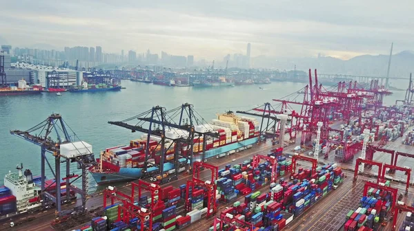 Розмиті всі видимі знаки бренду. Вид з повітря на величезний промисловий порт з контейнерами і величезним кораблем . — стокове фото