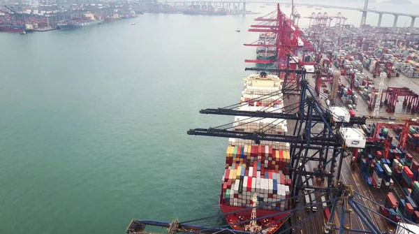 HONG KONG. 20 de Fevereiro. Vista aérea de enorme porto industrial com contêineres e navio enorme. — Fotografia de Stock