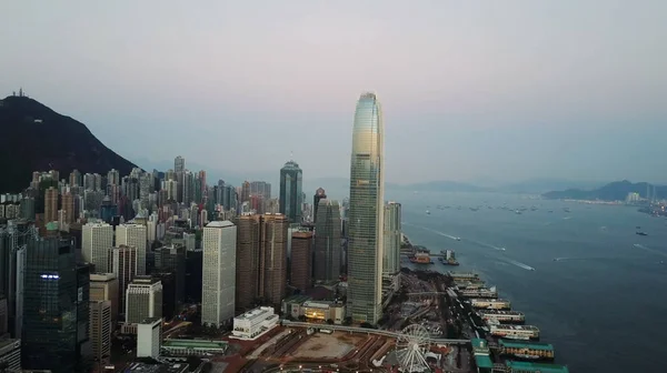 ΑΕΡΟΔΡΟΜΙΟ Κάτοψη των κτιρίων στην πόλη του Χονγκ Κονγκ κατά το ηλιοβασίλεμα. — Φωτογραφία Αρχείου