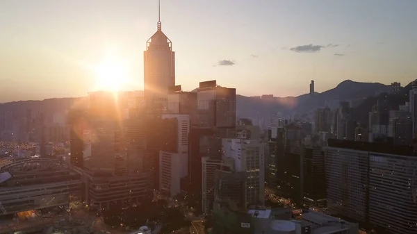 AERIAL. Pohled shora na město Hong Kong při západu slunce. — Stock fotografie