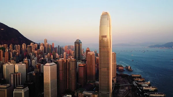 AERIAL. Pohled shora na budovy v Hong Kongu při západu slunce. — Stock fotografie