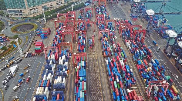 HONG KONG. 20 de Fevereiro. Vista aérea de enorme porto industrial com contêineres e navio enorme. — Fotografia de Stock