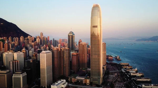 AERIAL. Vista superior de edifícios na cidade de Hong Kong ao pôr do sol. — Fotografia de Stock