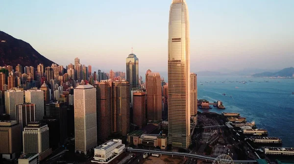 AERIAL. Pohled shora na budovy v Hong Kongu při západu slunce. — Stock fotografie