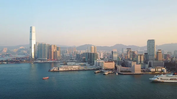 AEREALE. Vista dall'alto della città di Hong Kong e grande laner da crociera con bandiera malese. — Foto Stock