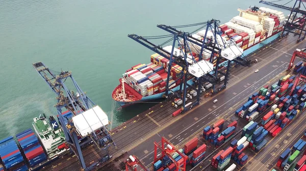 HONG KONG. 20 Şubat. Konteynırları ve büyük gemisi olan büyük sanayi limanının havadan görüntüsü.. — Stok fotoğraf