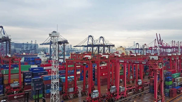 HONG KONG. 20 de Fevereiro. Vista aérea de enorme porto industrial com contêineres e navio enorme. — Fotografia de Stock