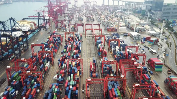 HONG KONG. 20 de Fevereiro. Vista aérea de enorme porto industrial com contêineres e navio enorme. — Fotografia de Stock