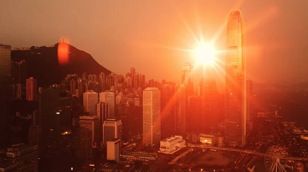 Episk solnedgång i Hongkongs finansiella centrum. AERIELL uppfattning. — Stockfoto