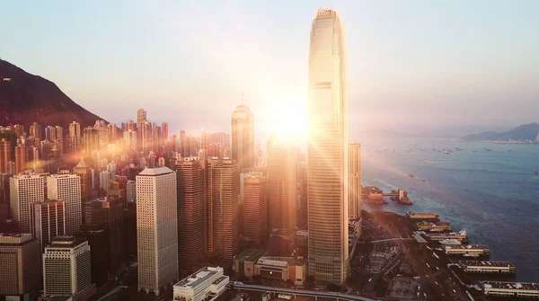 Pôr do sol épico no centro financeiro de Hong Kong. Vista AERIAL. — Fotografia de Stock