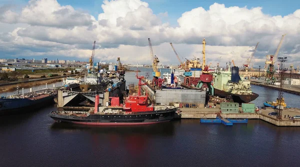 Aerial view of Shipyard. Ships is under constructions. — Stock Photo, Image