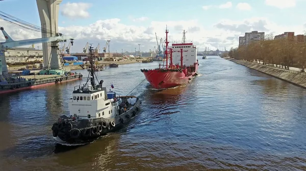 Römorkör sabah kargo gemisine yardım ediyor..