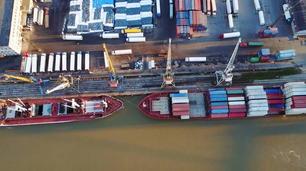 Konteynır gemisinin ithalat ve ticari lojistik görüntüsü vinç, Ticaret Limanı görüntüsü, Su Taşımacılığı, Uluslararası, Deniz Piyadesi, Ulaşım — Stok fotoğraf