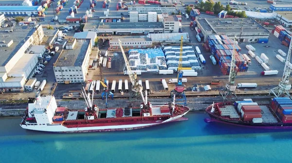 Vista aérea do navio do recipiente na exportação da importação e na logística do negócio, pelo guindaste, vista aérea do porto do comércio, transporte da água, internacional, Shell Marine, transporte — Fotografia de Stock