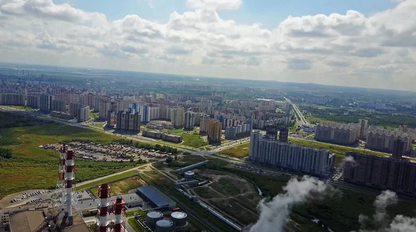 Luftaufnahme von Rauch- und Dampfwolken aus dem Kraftwerk in Russland — Stockfoto