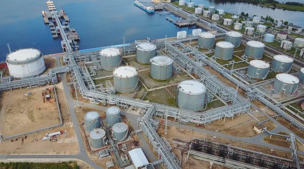 Petrol sanayi bölgesinin ve büyük karo gemisinin havadan görünüşü