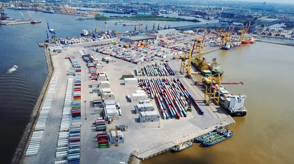 2017 Rusya. Temmuz. Hava görüntüsü. Konteynır, konteyner gemisi ithalat ve iş lojistiği. Vinç, ticaret limanı, nakliyat. Limana kargo.