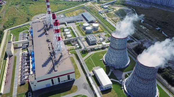 Luftaufnahme von Rauch- und Dampfwolken aus dem Kraftwerk in Russland — Stockfoto