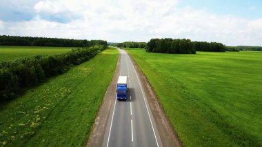 Güzel bir manzara, otoyolda bir gezinti kamyonlar ve gün batımında birkaç araba. hava görünümü