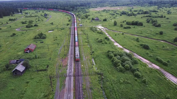 Landelijk landschap met de containertrein die door het platteland rijdt — Stockfoto
