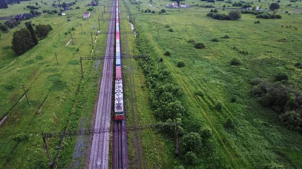 Ländliche Landschaft mit dem Containerzug durch die Landschaft — Stockfoto