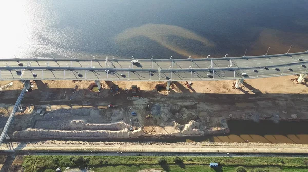 Luchtfoto bovenaanzicht van brug weg auto verkeer van vele auto 's, vervoer concept — Stockfoto