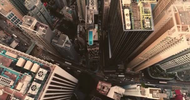 AERIAL. Longo tempo de voo acima da cidade enorme ao pôr do sol. Hong Kong Vista vertical sobrevoando o centro da cidade com vista panorâmica dos edifícios — Vídeo de Stock