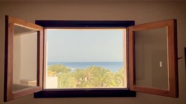 Camdan geçen kamera. Deniz manzaralı arka plan.