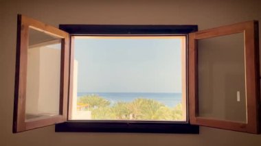 Camdan geçen kamera. Deniz manzaralı arka plan.