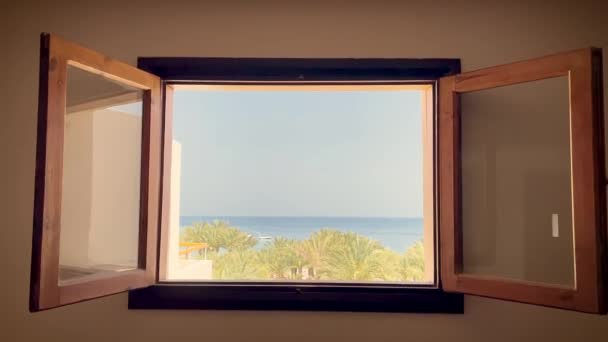 Cámara moviéndose por la ventana. Fondo con vista al mar. — Vídeo de stock