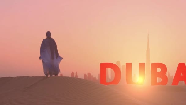 Langzame beweging. Vrouw in traditionele arabische jurk kijkt naar de Dubai stad silhouet bij zonsondergang en stijgt handen. Dubai inscriptie op de achtergrond. — Stockvideo