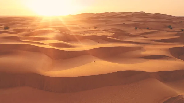 AERIAL. Horní pohled na obrovskou poušť při západu slunce nebo při východu slunce v SAE. — Stock fotografie