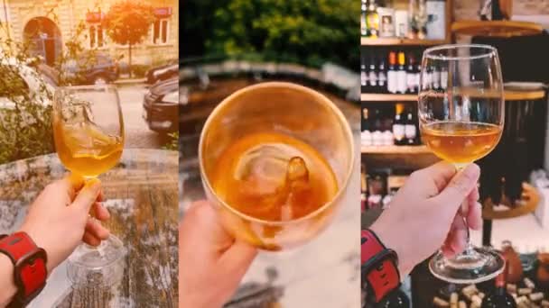 Långsam rörelse POV man hand hålla glas vin med bakgrund av stadsbilden. Vertikala bilder. — Stockvideo