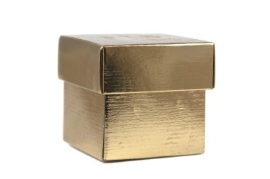 Beyaz arkaplanda izole edilmiş altın hediye kutusu