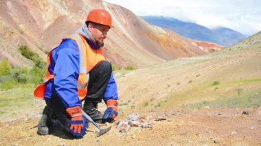 Bir jeologla taş üstünde çekiç sallamak.