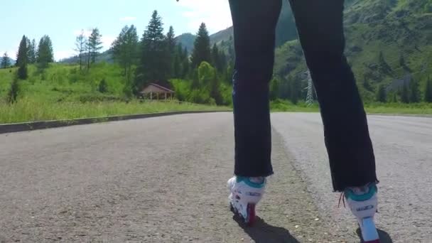 Łyżwiarz. Zbliżenie ujęcia żeńskich nóg w rolkach poruszających się po ścieżce spacerowej. Zwolnij trochę. Tłumaczenie: — Wideo stockowe