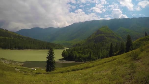 Река Катунь в горах Алтая, Россия, тайм-аут 4к. Горизонтальная панорама — стоковое видео