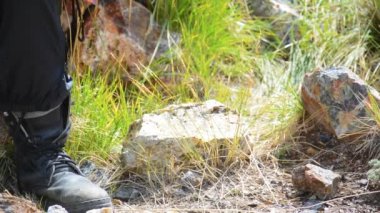 Bir jeologla taş üstünde çekiç sallamak.