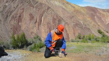 Bir jeologla taş üstünde çekiç sallamak.