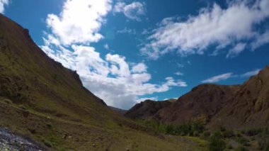 Dağların üzerinde hareket eden bulutlu zaman dilimi manzarası - Altay Rusya, 4k