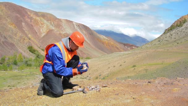 Geolog knacka en klippformation med en hammare — Stockvideo