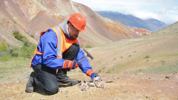 手袋、ヘルメット、反射ウエストコートを身に着けている鉱山技術者または地質学者 — ストック動画