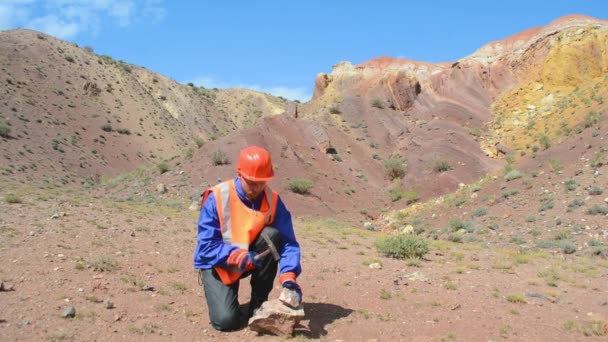 Geolog knacka en klippformation med en hammare — Stockvideo