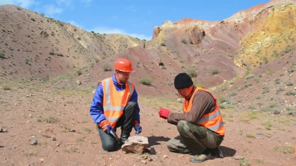 鉱山技術者、保護反射ベストの地質学者、手袋とヘルメットの肖像、手にハンマーで. — ストック動画
