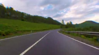 Altai Dağları 'ndaki Chuysky Tract Dağı boyunca sürüşün videosu