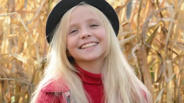 युवा सुंदर किशोर लड़की की आउटडोर पोर्ट्रेट मुस्कुराते हुए और कैमरा में देखते हुए — स्टॉक वीडियो