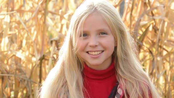 Outdoor portret van jonge mooie tiener meisje glimlachen en kijken in de camera — Stockvideo